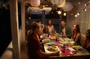 cena con amici tavolo in veranda